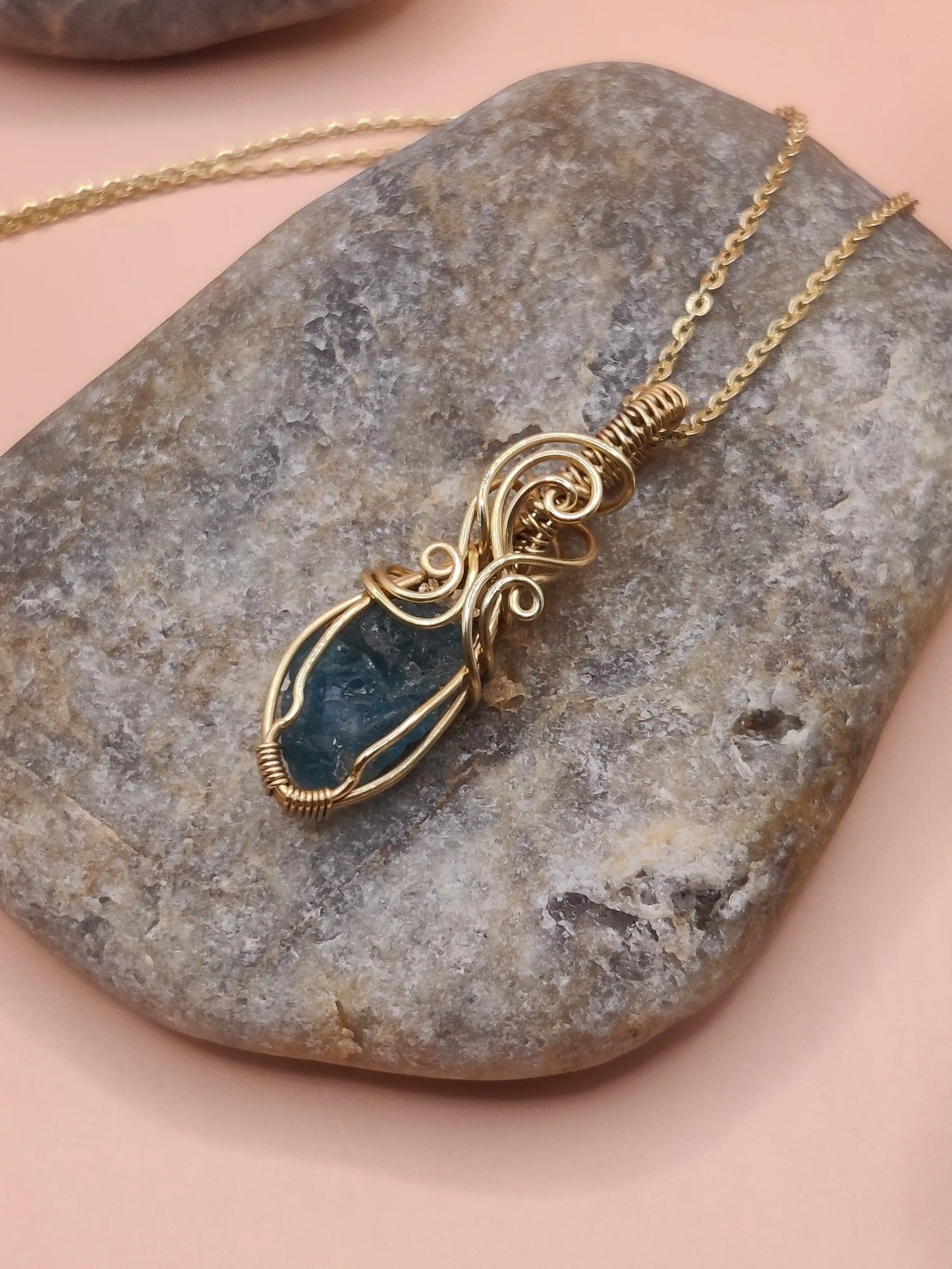 Niyati - Raw Blue Apatite Brass Necklace -002