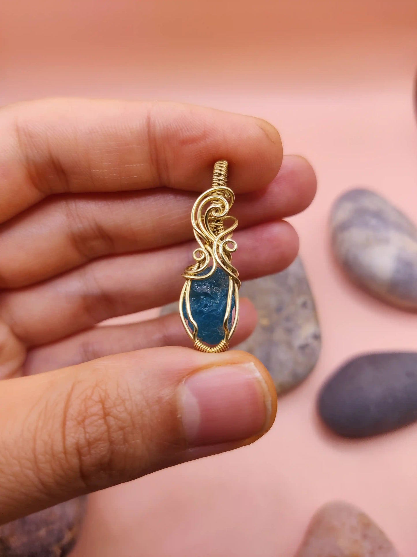 Niyati - Raw Blue Apatite Brass Necklace -002