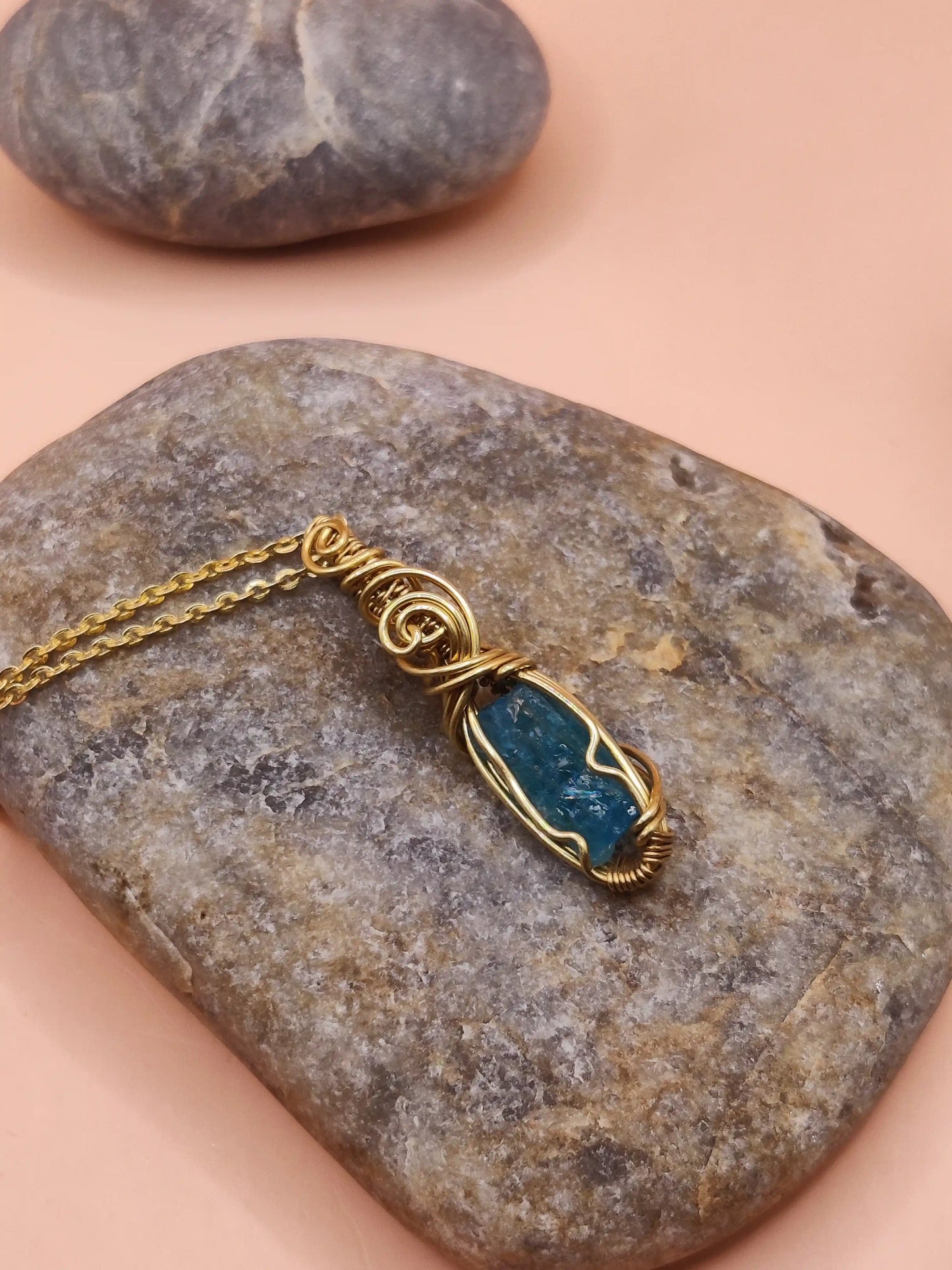 Niyati - Raw Blue Apatite Brass Necklace -003