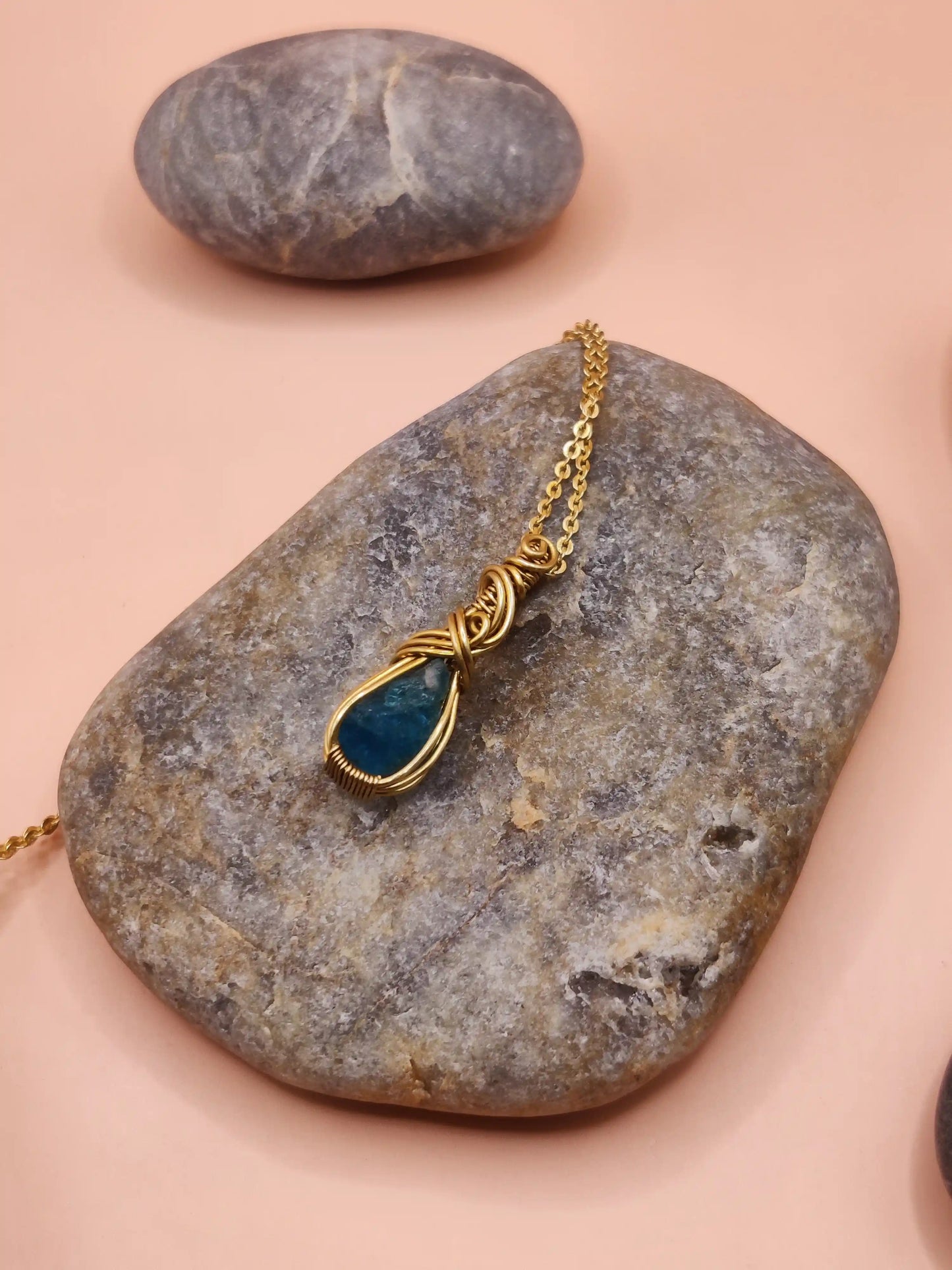 Niyati - Raw Blue Apatite Brass Necklace -004