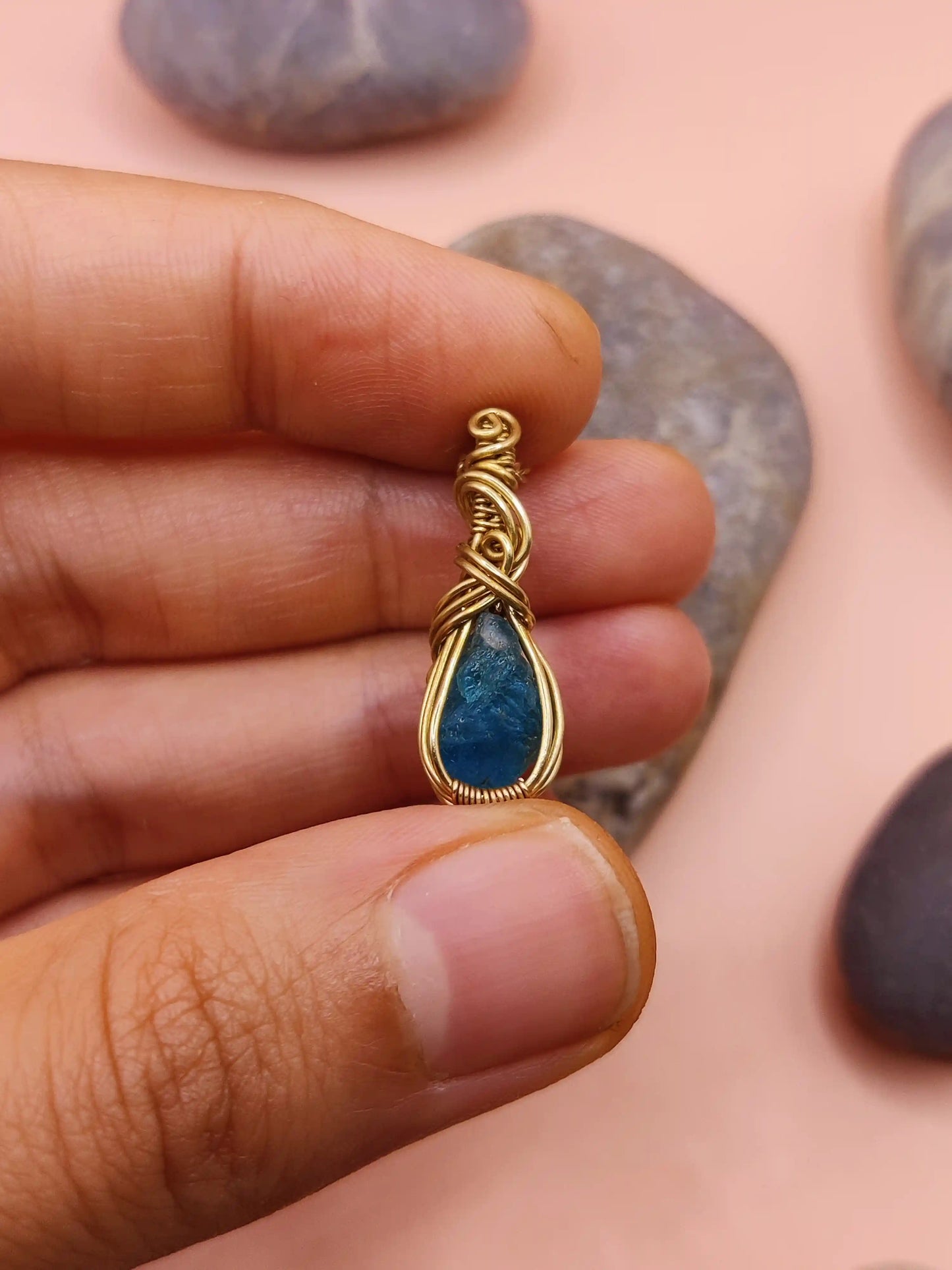 Niyati - Raw Blue Apatite Brass Necklace -004
