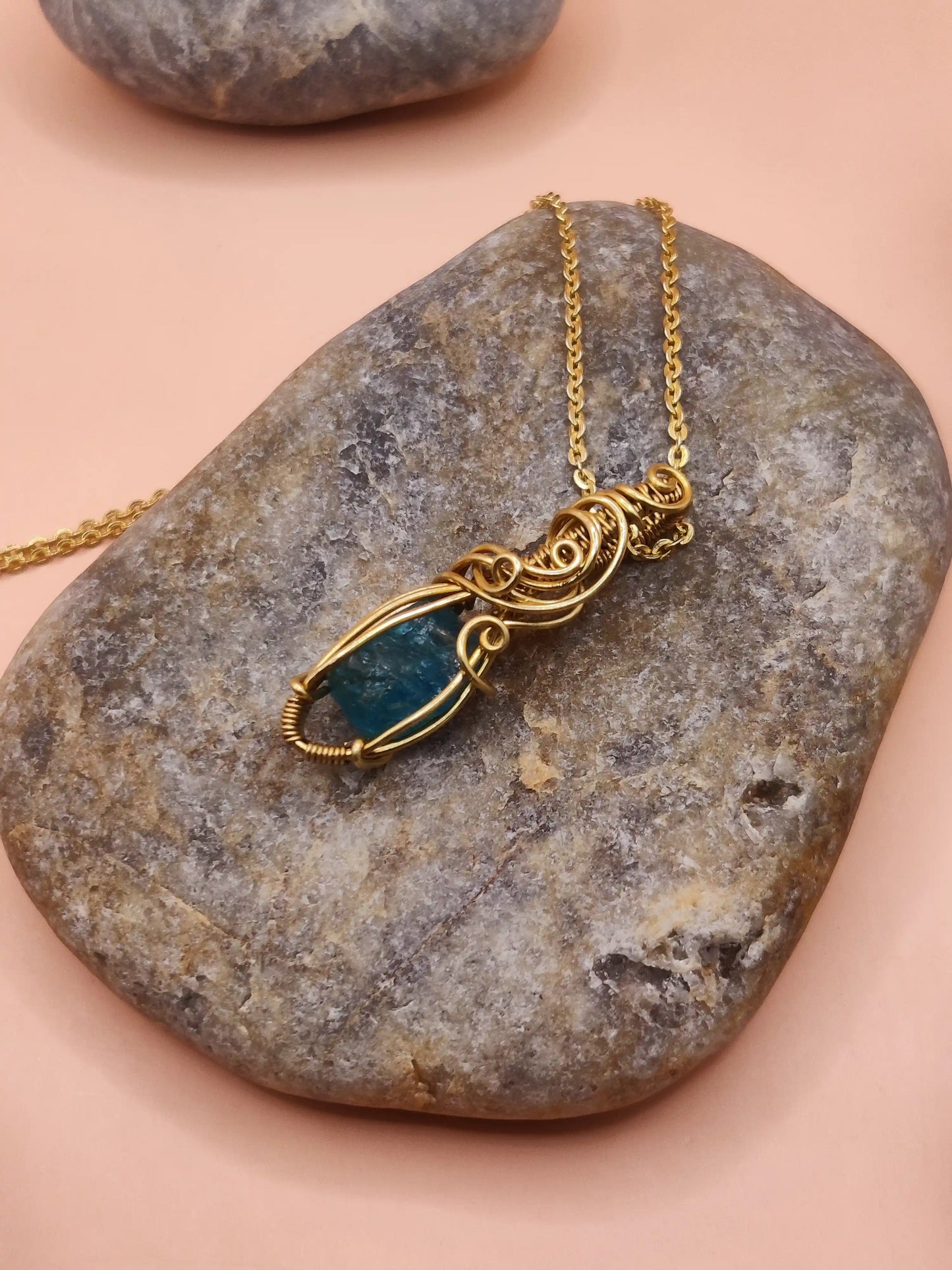 Niyati - Raw Blue Apatite Brass Necklace -005