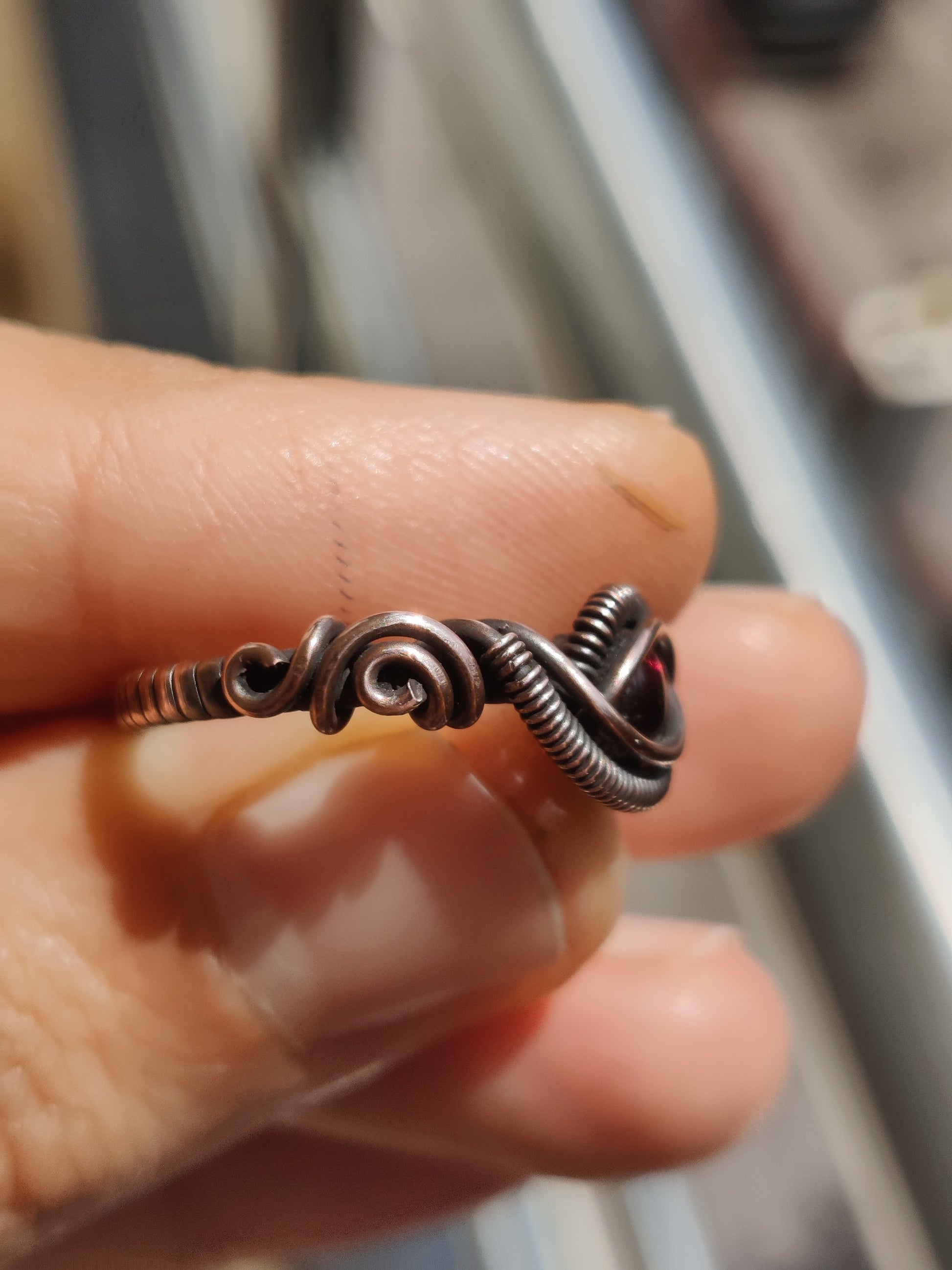 Garnet and copper ring in oxidized copper handmade by sanguine aura handcrafted jewellery, side view pattern