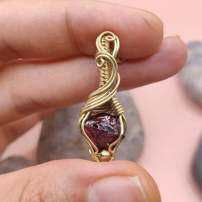 Niyati - Raw Garnet Brass Necklace 001