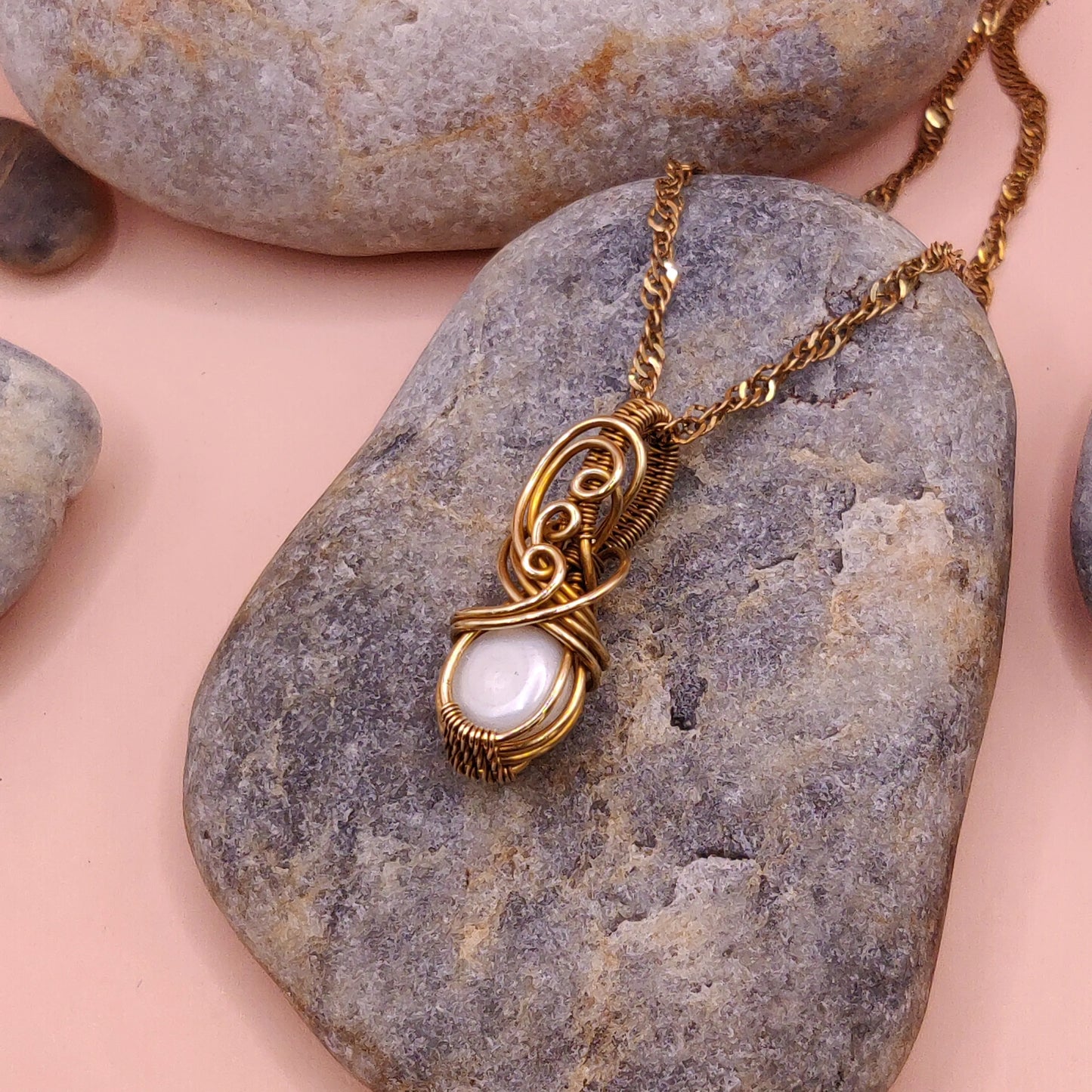 Indu - Pearl Necklace in Brass 002