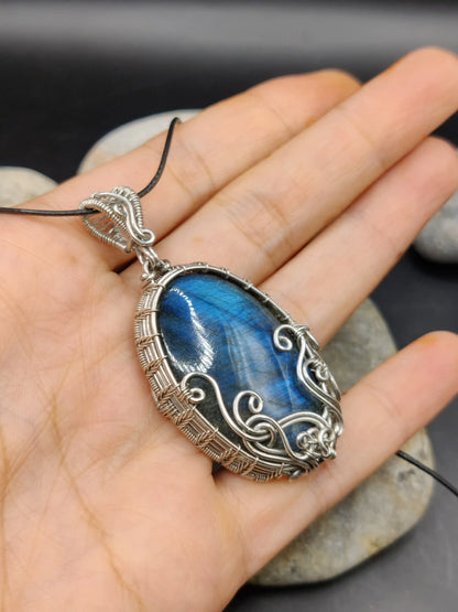 Manovriti - Labradorite Silver Pendant