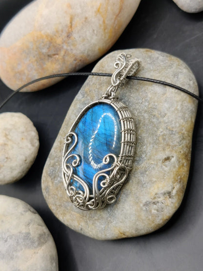 Manovriti - Labradorite Silver Pendant