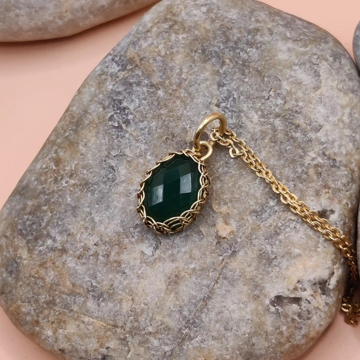 Meera Green onyx Necklace 003 intricate pattern side view.