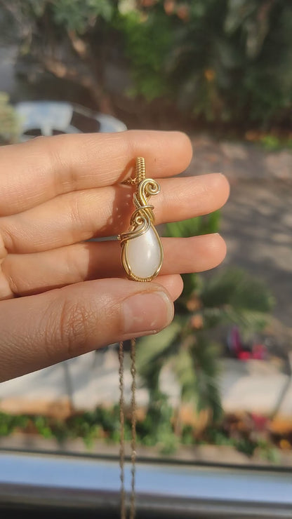 Anala - White Moonstone Necklace - 001